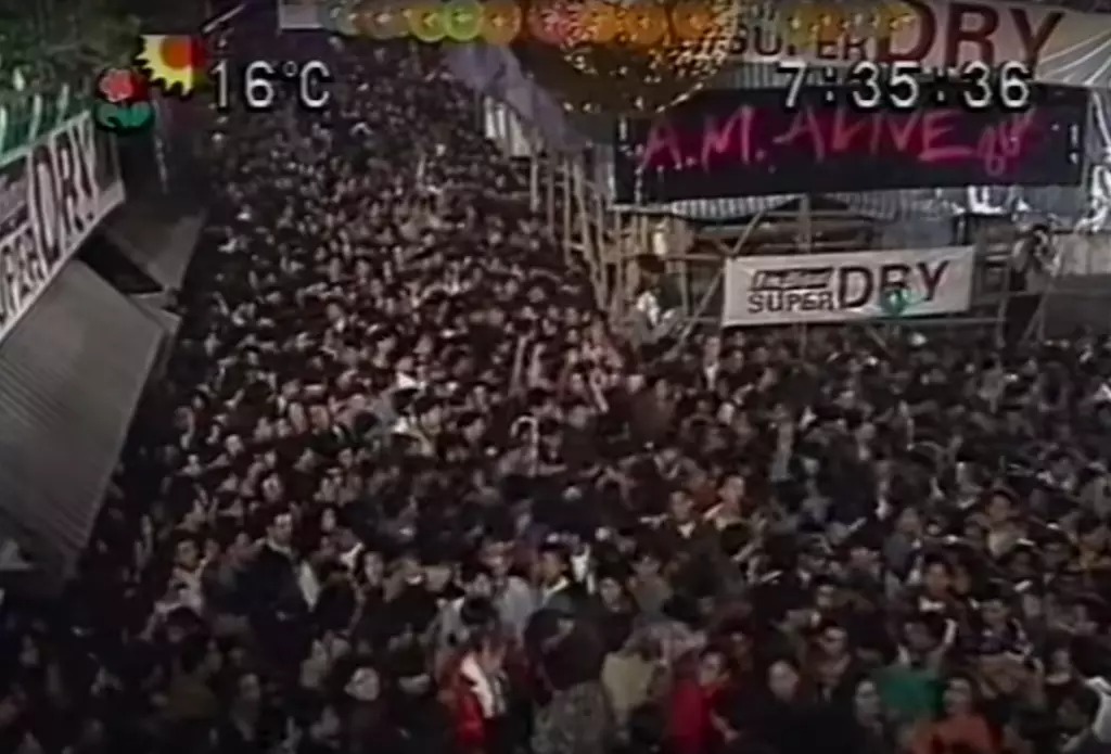 兰桂坊1992年12月31日发生人踩人惨剧，据报当时不断有人群涌入德己立街，最终喷发胶彩带起哄酿成事故，想不到30年后重覆发生同类事故。片段截图