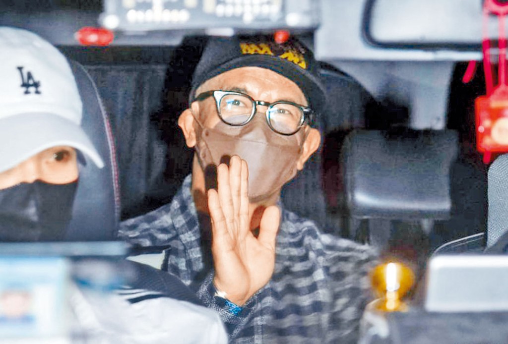具俊曄在的士上不時向傳媒揮手打招呼。