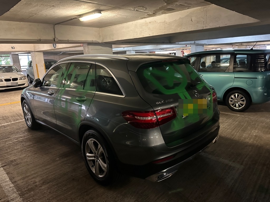 左右兩邊車身及車尾均被人劃花，並以綠色油漆噴上「兇手」兩個大字。