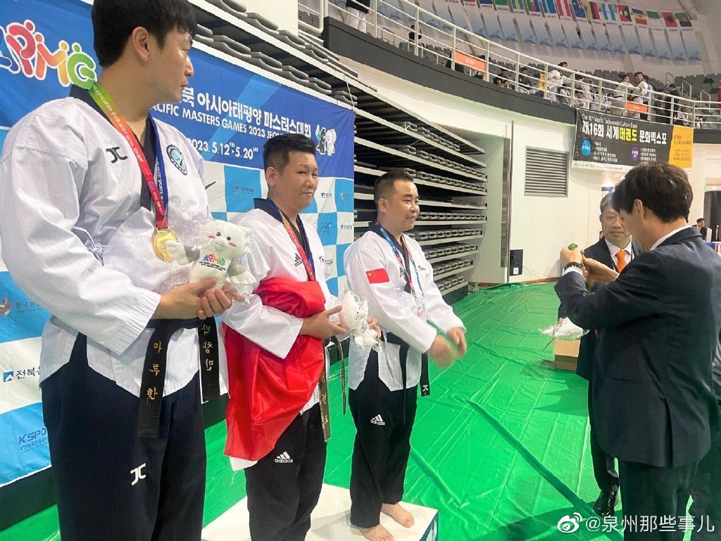 李東憲代表台灣出賽，領獎時拿出了五星紅旗。