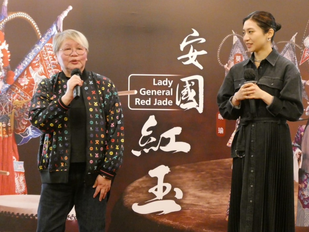 粵劇界新貴花旦梁非同（右）感謝彭美施（左）支持。