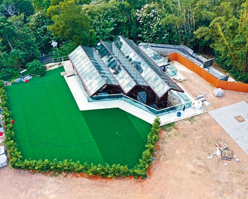 配水庫的缺口位置已搭建玻璃幕屋頂及圍欄，並鋪設人工草地。