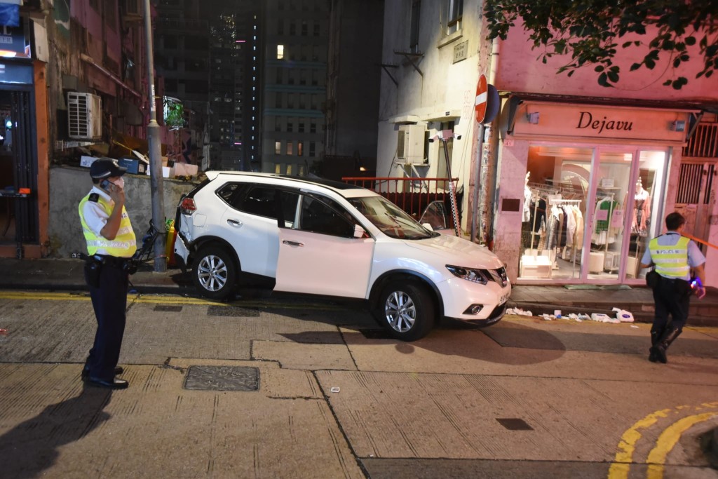 中环有私家车溜后撞倒途人，8人受伤送院。