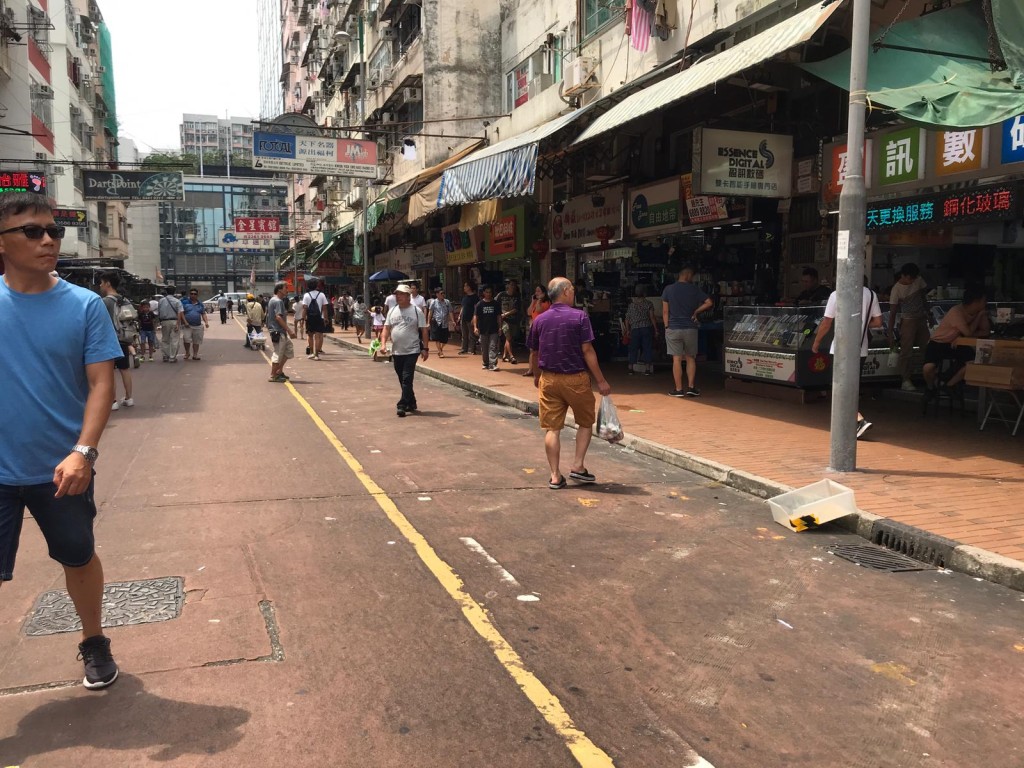 平時假日會有一排售賣二手物品或者復古物品的地攤，但今日停業。