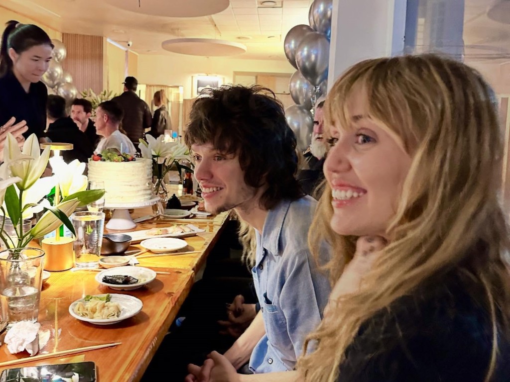 看小倆口的開心模樣,倒是頗具夫妻相。 看小倆口的開心模樣,倒是頗具夫妻相。