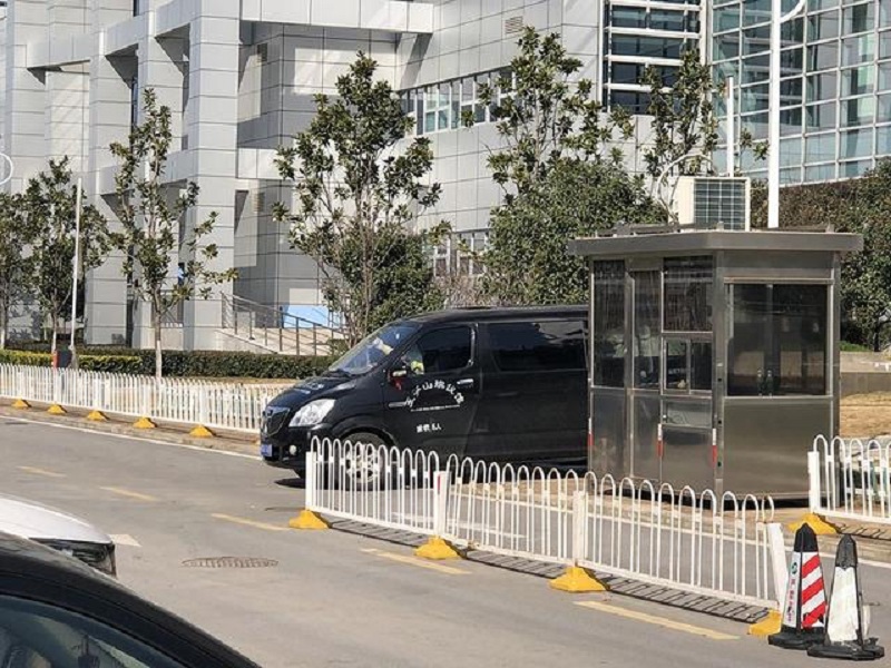 送別武昌院院長劉智明的靈車緩緩開出。網上圖片