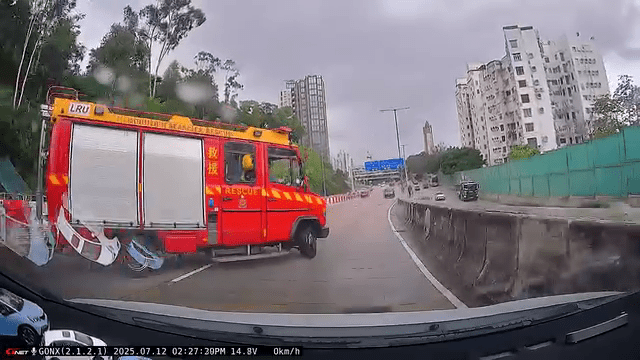 消防車駛至現場失控漂移,在路中心「打白鴿轉」。FB:車cam L(香港群組) 消防車駛至現場失控漂移,在路中心「打白鴿轉」。FB:車cam L(香港群組)