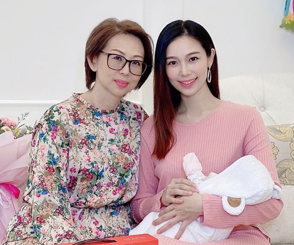 楊秀惠和媽咪、BB三代同堂。