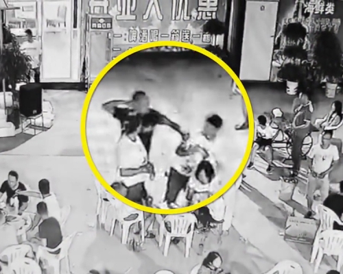 一對年輕朋友沈某、陳某吃完飯，竟為爭搶「埋單」鬧出糾紛、更大打出手。(網圖)