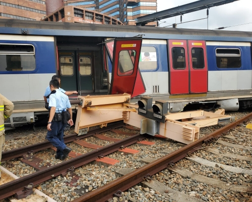 車卡斷開兩截車門飛脫，橫跨兩條路軌。