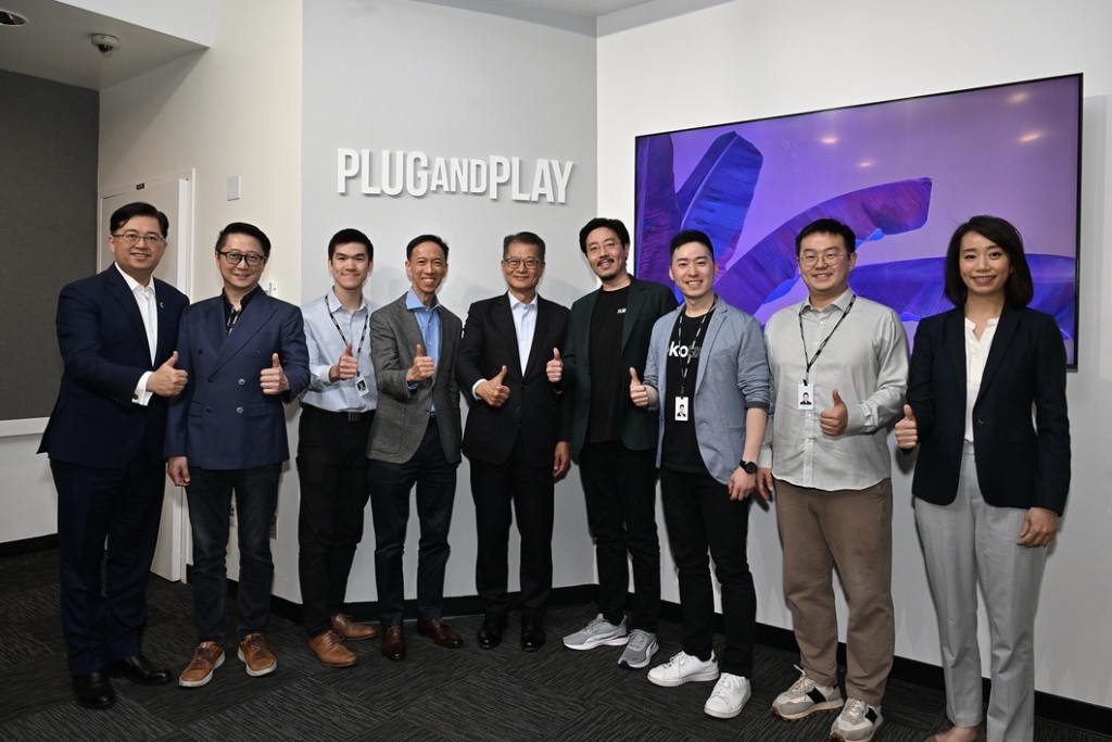 陈茂波跟五家来自香港科学园并获该公司支援在硅谷培训的初创企业交流。陈茂波网志图片