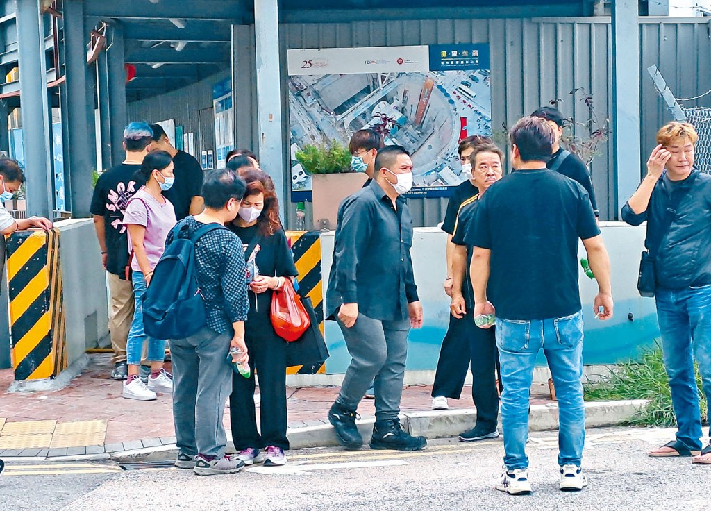 死者蘇金順家屬昨午到事發地盤進行路祭，眾人神情哀傷。