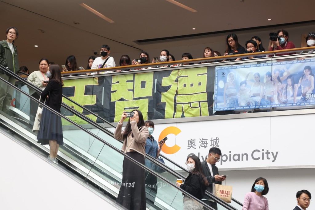 Alton fans站滿商場兩層。 Alton fans站滿商場兩層。