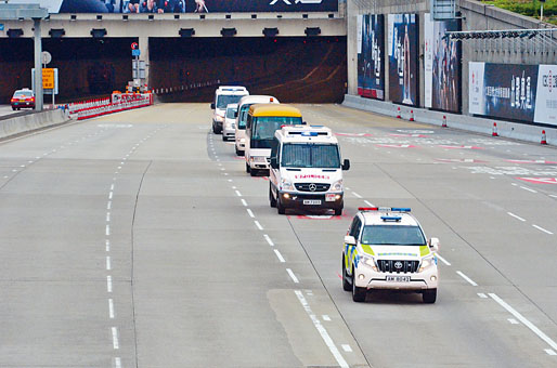 ■季炳雄乘坐的小巴,在前後有車護送下駛經西隧。