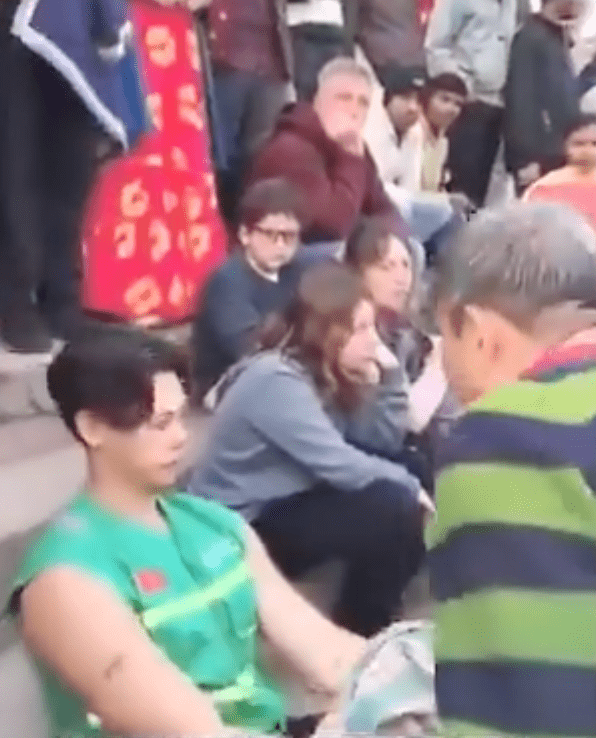 影片中,多名憤怒的印度居民對遊客破口大罵。 影片中,多名憤怒的印度居民對遊客破口大罵。