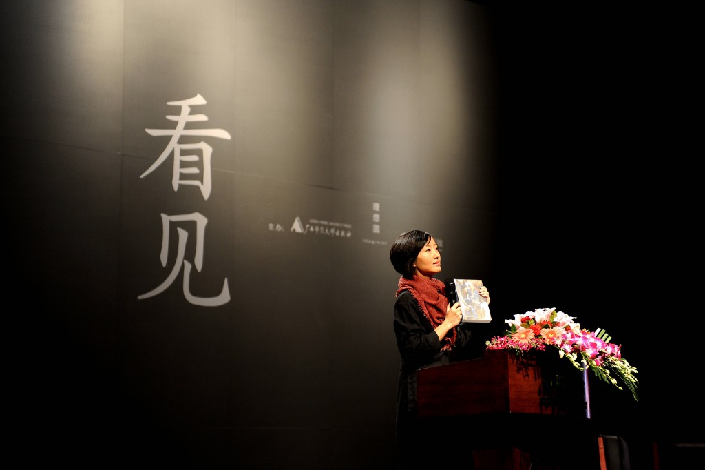 2012年12月15日,柴靜《看見》首發式在京舉行。新華社 2012年12月15日,柴靜《看見》首發式在京舉行。新華社