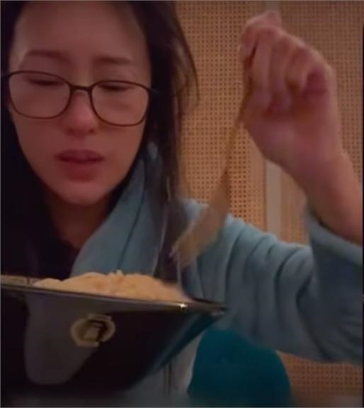 關穎突然開播鬧老公。 關穎突然開播鬧老公。
