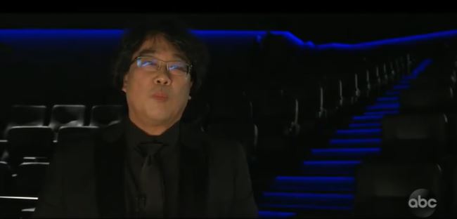 奉俊昊宣布最佳導演。