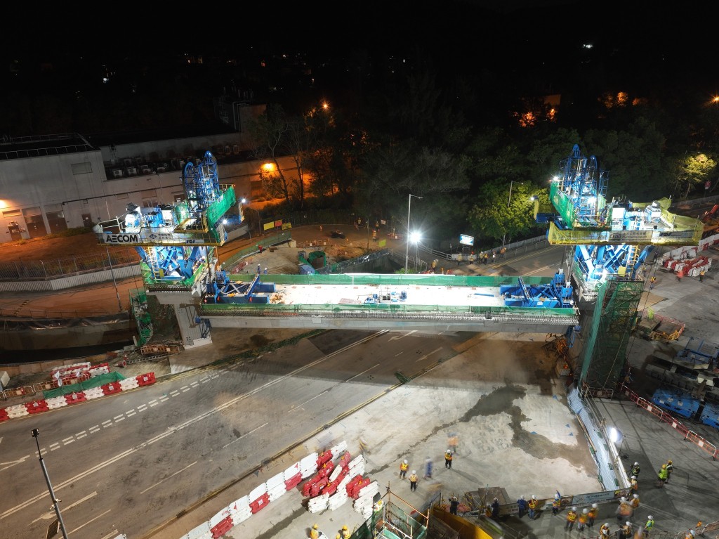 土拓署指連接落馬洲路與粉嶺公路/新田公路的連接路工程第四節段橋樑完成吊裝。土拓署FB圖片 土拓署指連接落馬洲路與粉嶺公路/新田公路的連接路工程第四節段橋樑完成吊裝。土拓署FB圖片