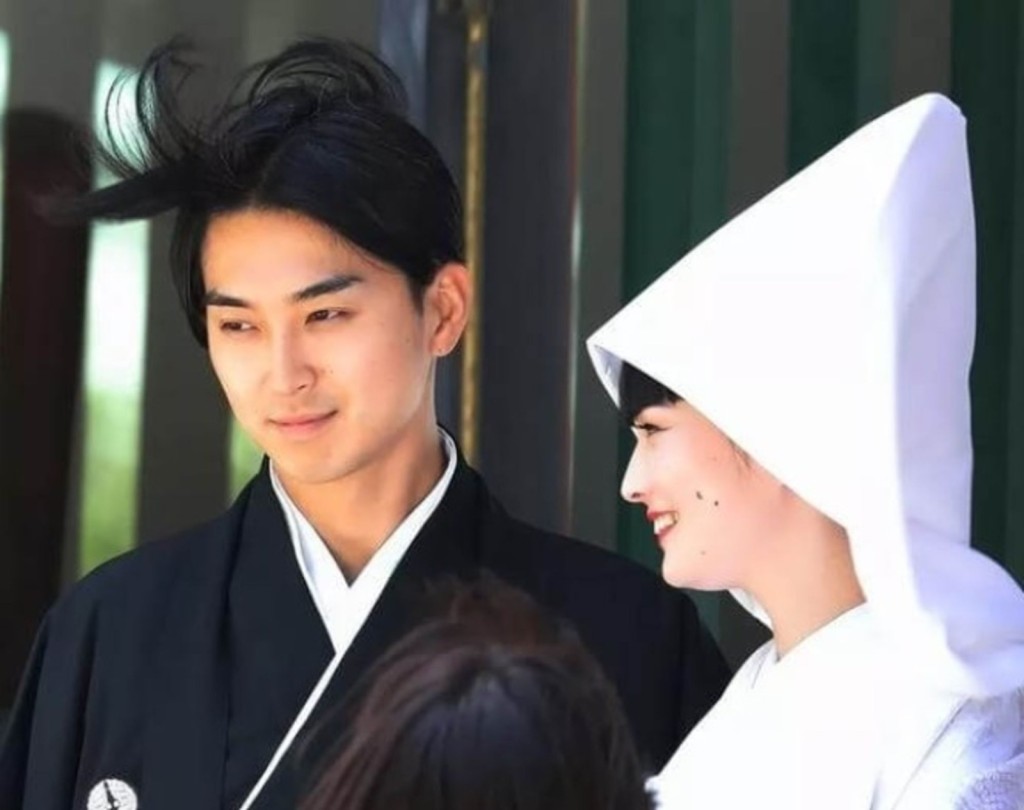 二人於2018年穿上傳統禮服結婚。