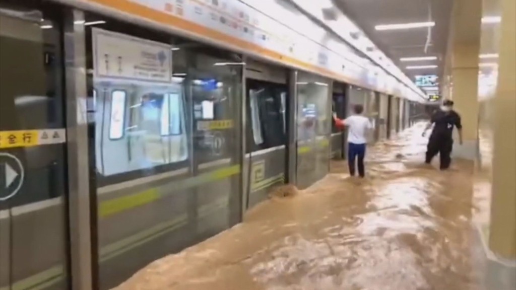 鄭州地鐵嚴重水浸。網圖