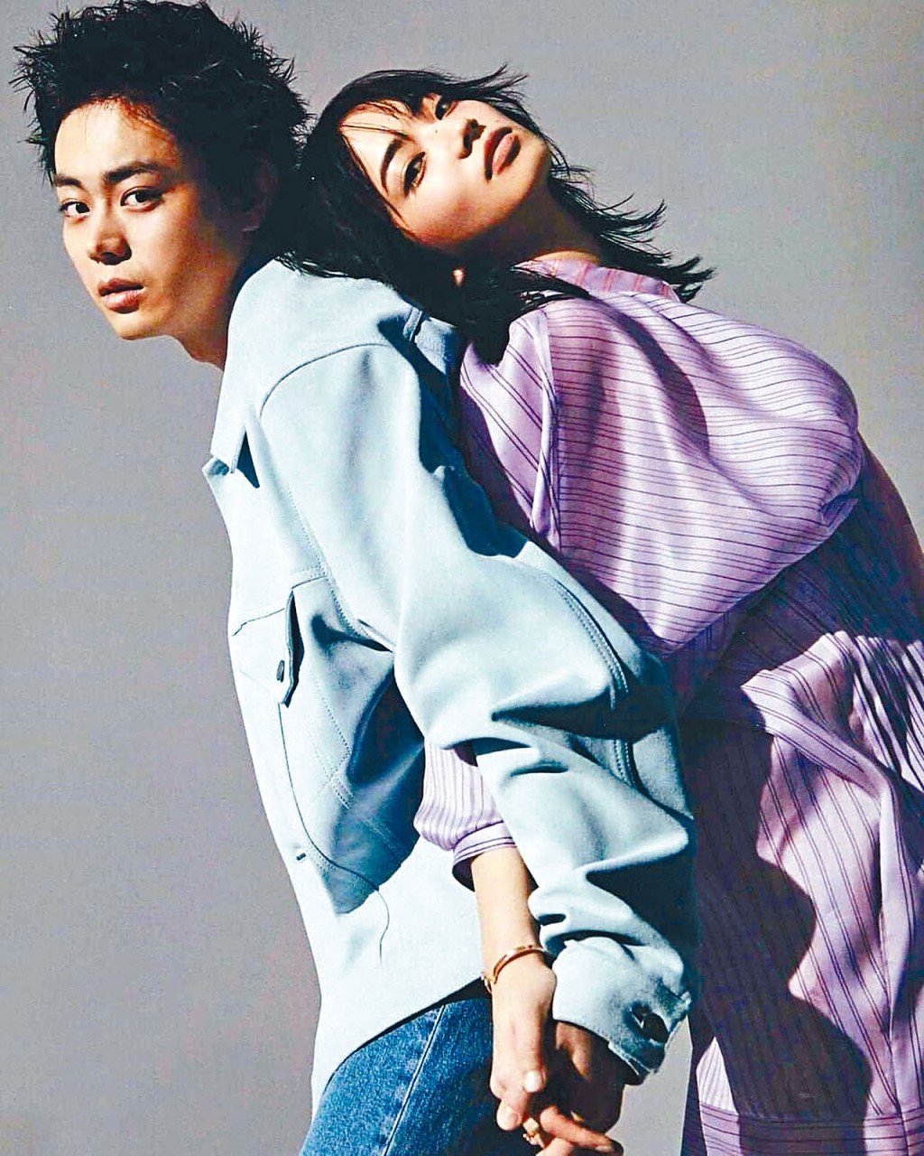 日本年輕影帝菅田將暉昨日宣布與女友小松菜奈結婚,二人發表親筆信報喜。