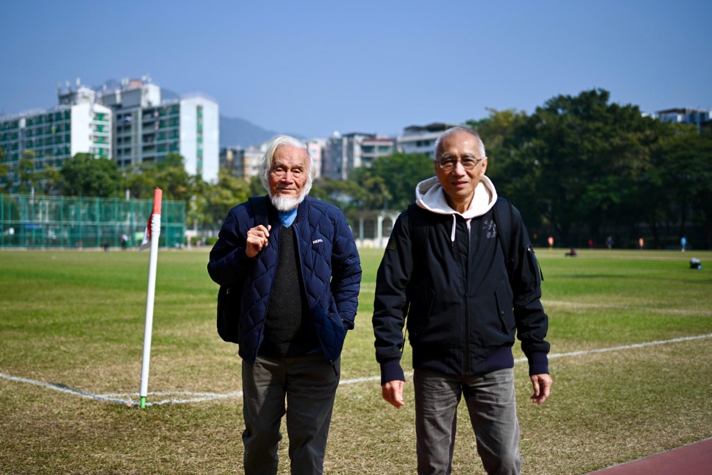  兩位講波佬在電台講波，深受球迷歡迎。 蘇正謙攝