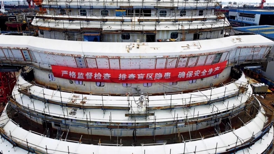 在中國船舶集團旗下上海外高橋造船有限公司，工作人員在中國首制大型郵輪外部進行施工。