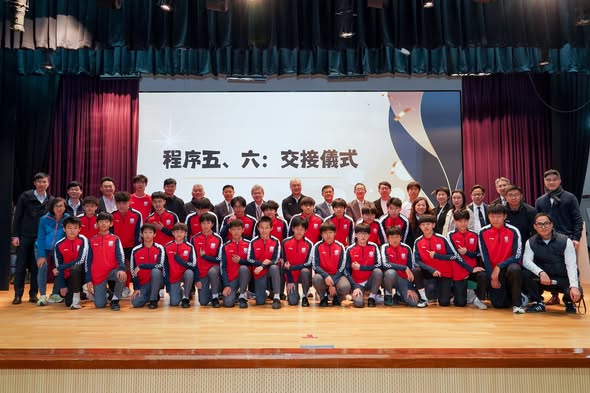 仁济医院董之英纪念中学有「学届皇马」之誉,足球队多年来在学界赛事所向披靡,今年初更获内地知名运动品牌「李宁」赞助,为足球校队提供球衣及装备,金额逾十万元,成为全港首例。(图片来源:fb@仁济医院董之英纪念中学) 仁济医院董之英纪念中学有「学届皇马」之誉,足球队多年来在学界赛事所向披靡,今年初更获内地知名运动品牌「李宁」赞助,为足球校队提供球衣及装备,金额逾十万元,成为全港首例。(图片来源:fb@仁济医院董之英纪念中学)