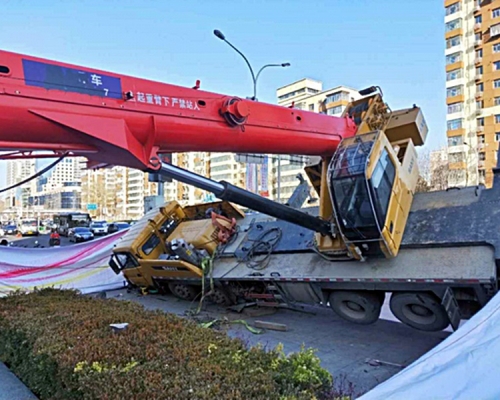 吊臂車翻側。網圖