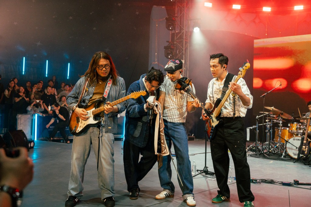 隊友漁佬上前一邊拉小提琴一邊讓出膊頭給Van攙扶。 隊友漁佬上前一邊拉小提琴一邊讓出膊頭給Van攙扶。