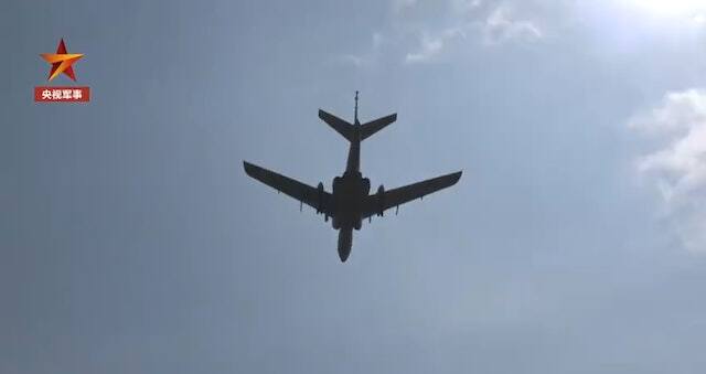 「央視軍事」8月1日罕有發布一則影片，公開9架轟-6K戰機同框的罕見畫面。（影片截圖）