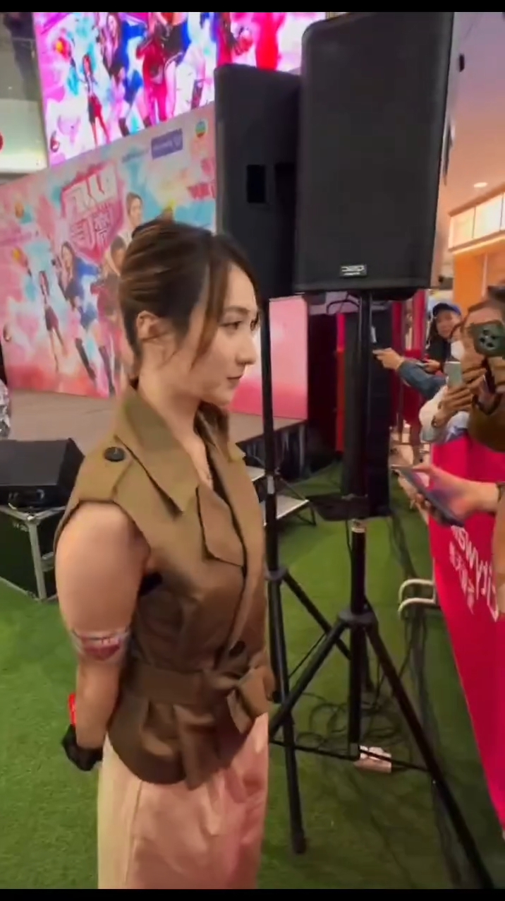 當時有fans要求粉絲簽名及合照。