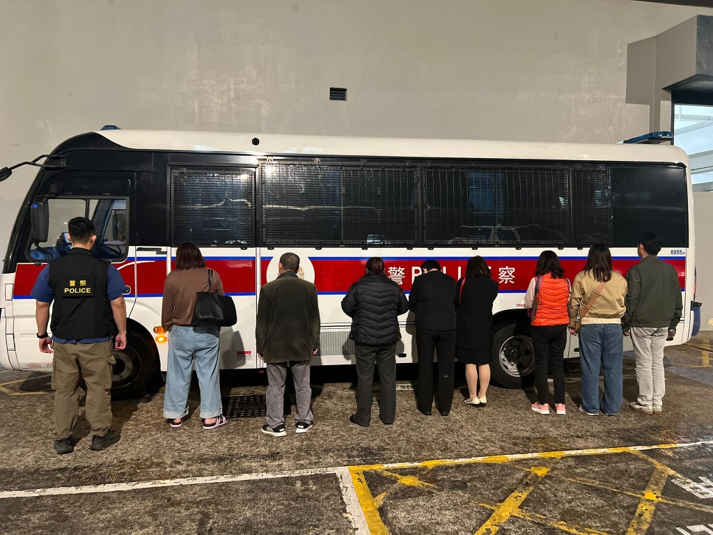 警方拘捕9名男女。警方提供