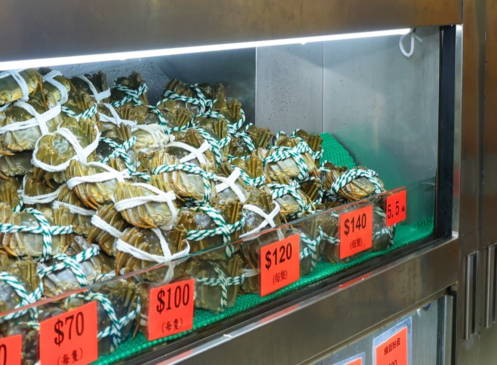 實地走訪屋邨連鎖超市以及高檔超市進行比較,發現3両起公蟹售價從70元至過百元不等。 實地走訪屋邨連鎖超市以及高檔超市進行比較,發現3両起公蟹售價從70元至過百元不等。