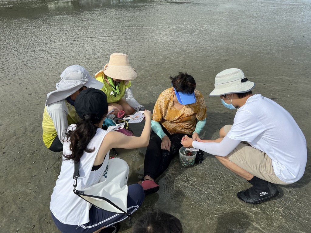辦事處自2020年開始聯同世界自然基金會香港分會推行水口海岸保育計劃，透過社區參與及教育活動，讓市民認識水口灣珍貴的自然資源及如何以可持續的方式掘蜆。（發展局）