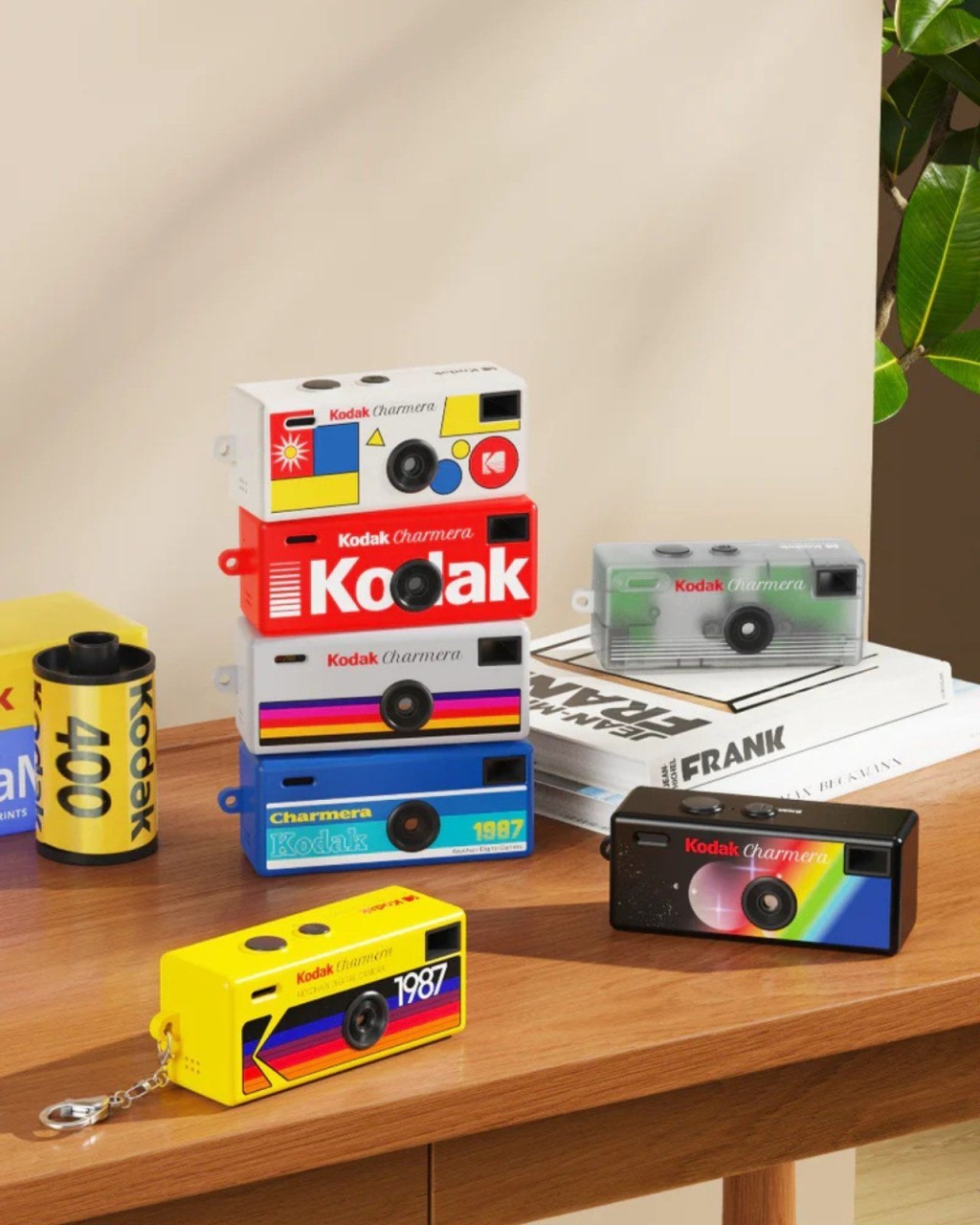 Kodak Charmera不只設計成匙扣造型,還破格採用盲盒方式發售,得到哪個款式全靠運氣抽。 Kodak Charmera不只設計成匙扣造型,還破格採用盲盒方式發售,得到哪個款式全靠運氣抽。