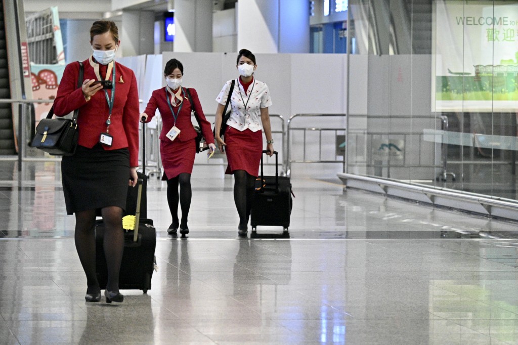 驻港空中服务员要求年满18岁，高中及以上学历 ，具备流利的普通话、英文会话及阅读能力等。资料图片
