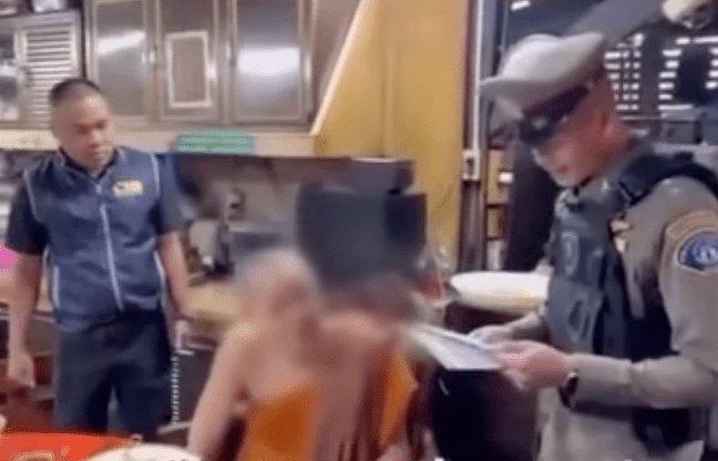 阿赞初与涉案女信徒，分别被控公职人员侵吞财产、渎职及串谋洗黑钱等罪名。阿赞初被捕当日已经还俗。