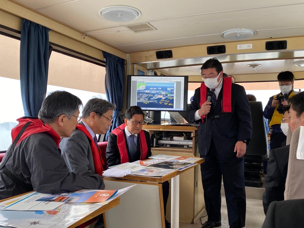 4月15日岸田遇襲當天谷公一在高知縣視察，圖為他在港灣業務船上（左二）。 Facebook / Koichi Tani