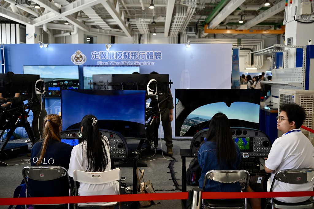 市民模擬駕駛飛機。