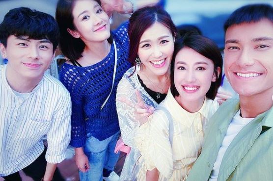 今次是鄧佩儀(左二)首次做女一。