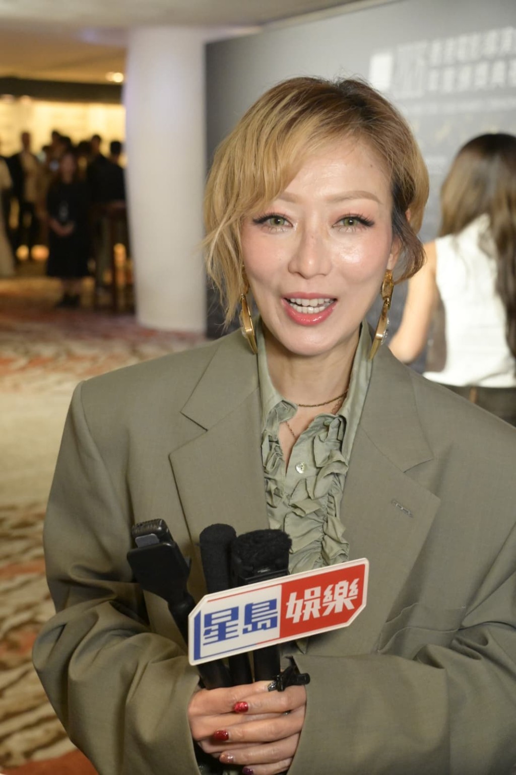 电影有好成绩,郑秀文计划演唱会前推出专辑,望音乐方面也有突破。 电影有好成绩,郑秀文计划演唱会前推出专辑,望音乐方面也有突破。