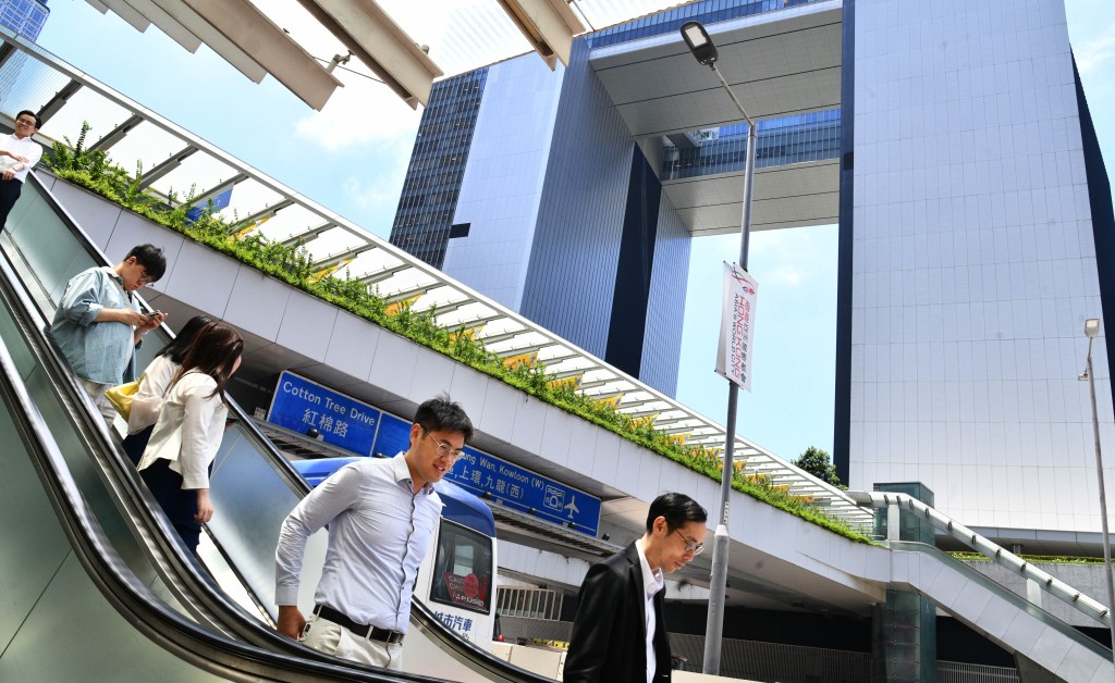 公務員事務局將於10月推出「公務員評核制度優化計劃(第一期)」,在公務員整體工作表現評級實施「指導性分布機制」,俗稱「拉Curve」。資料圖片 公務員事務局將於10月推出「公務員評核制度優化計劃(第一期)」,在公務員整體工作表現評級實施「指導性分布機制」,俗稱「拉Curve」。資料圖片