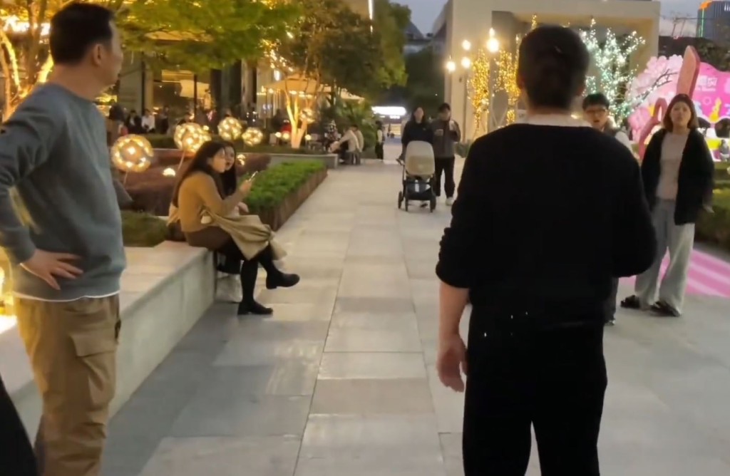 狗主情侶縱容寵物犬在男孩腳邊大便，事後拒道歉還反指罵仗義途人。微博