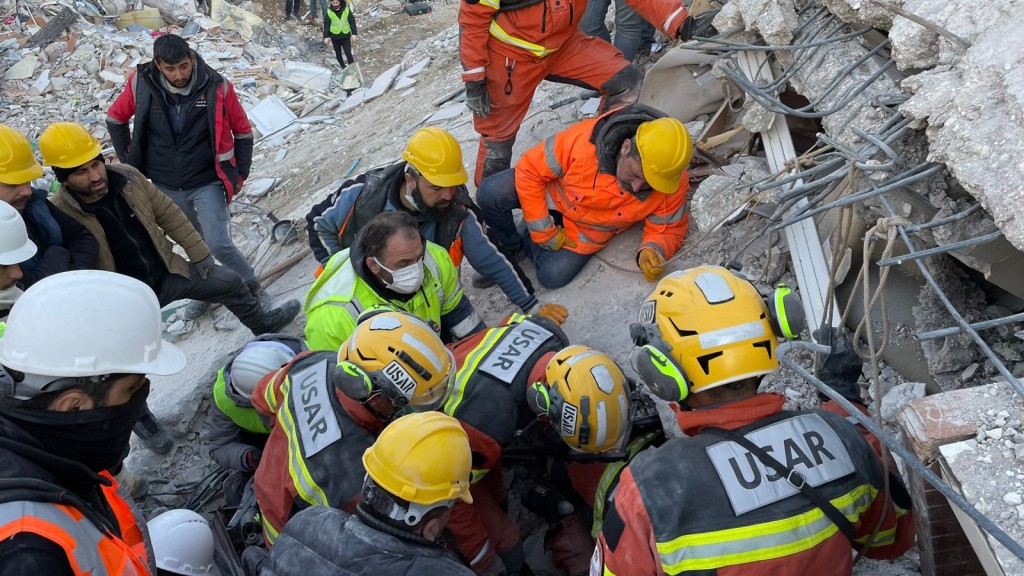 特区搜救队在地震灾区现场搜救出幸存者。