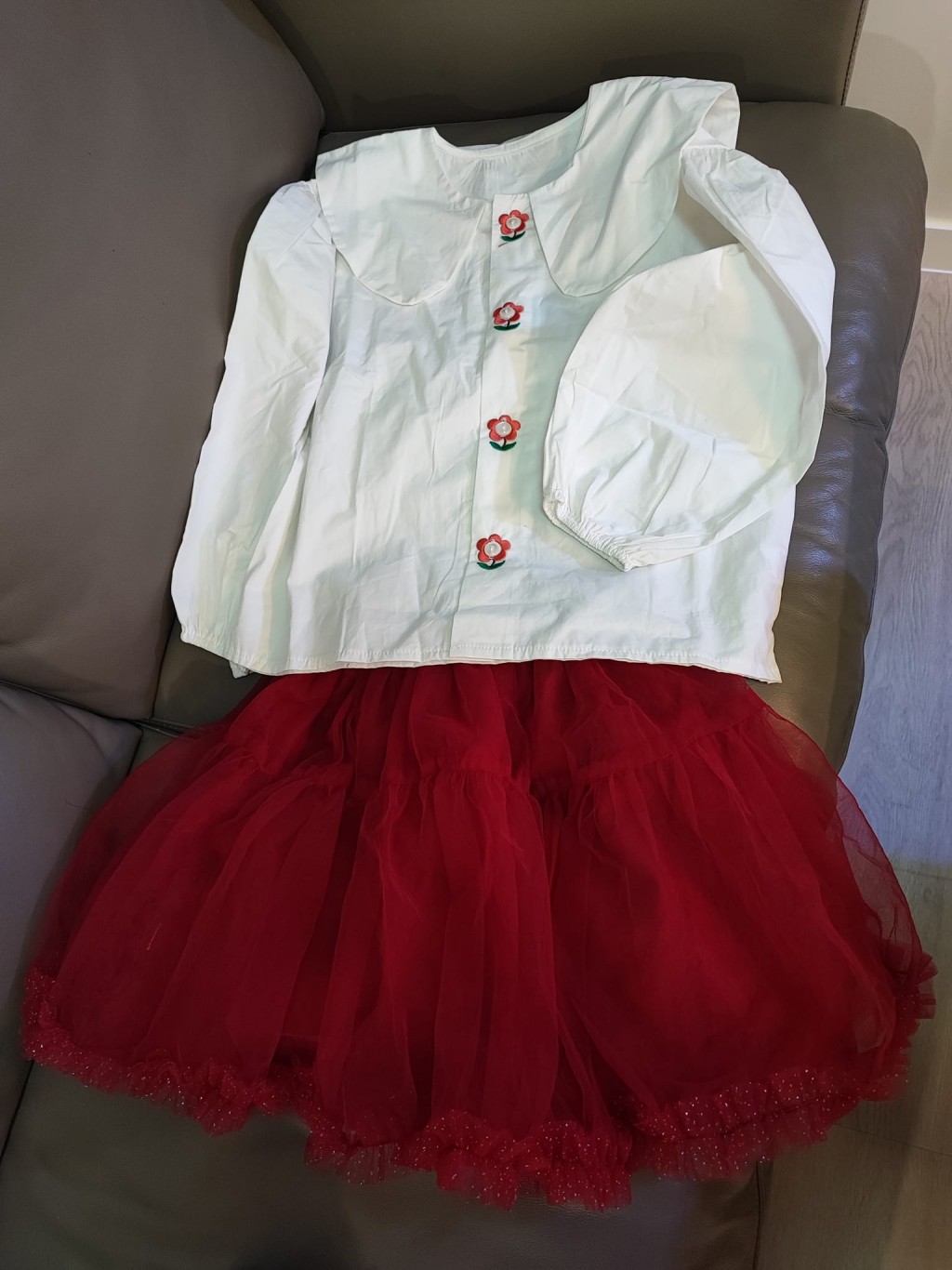 爸爸為天瑜預備了兩套裙子，讓她可以在岀院時「閃亮登場」。（圖片來源：Facebook＠天瑜醫療事故關注組）