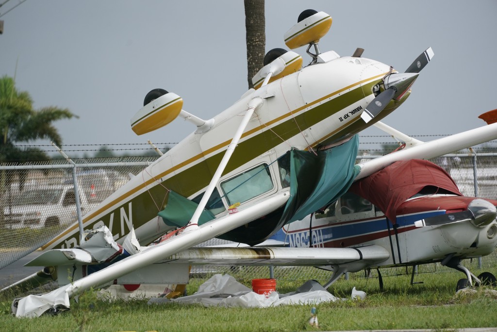 在佛羅里達州彭布羅克派恩斯的北佩里機場，一架小型飛機被吹翻。AP
