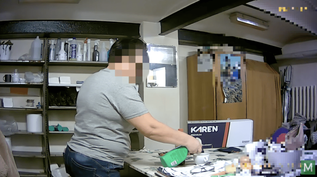 從呈堂影片可見，被告不止一次向同事的杯中噴灑化學清潔劑。