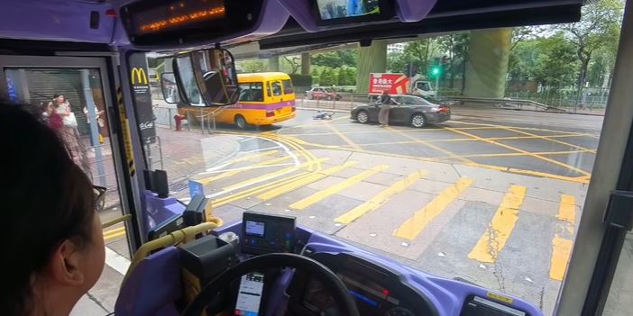 私家車上乘客落車查看。fb 車cam L（香港群組）  